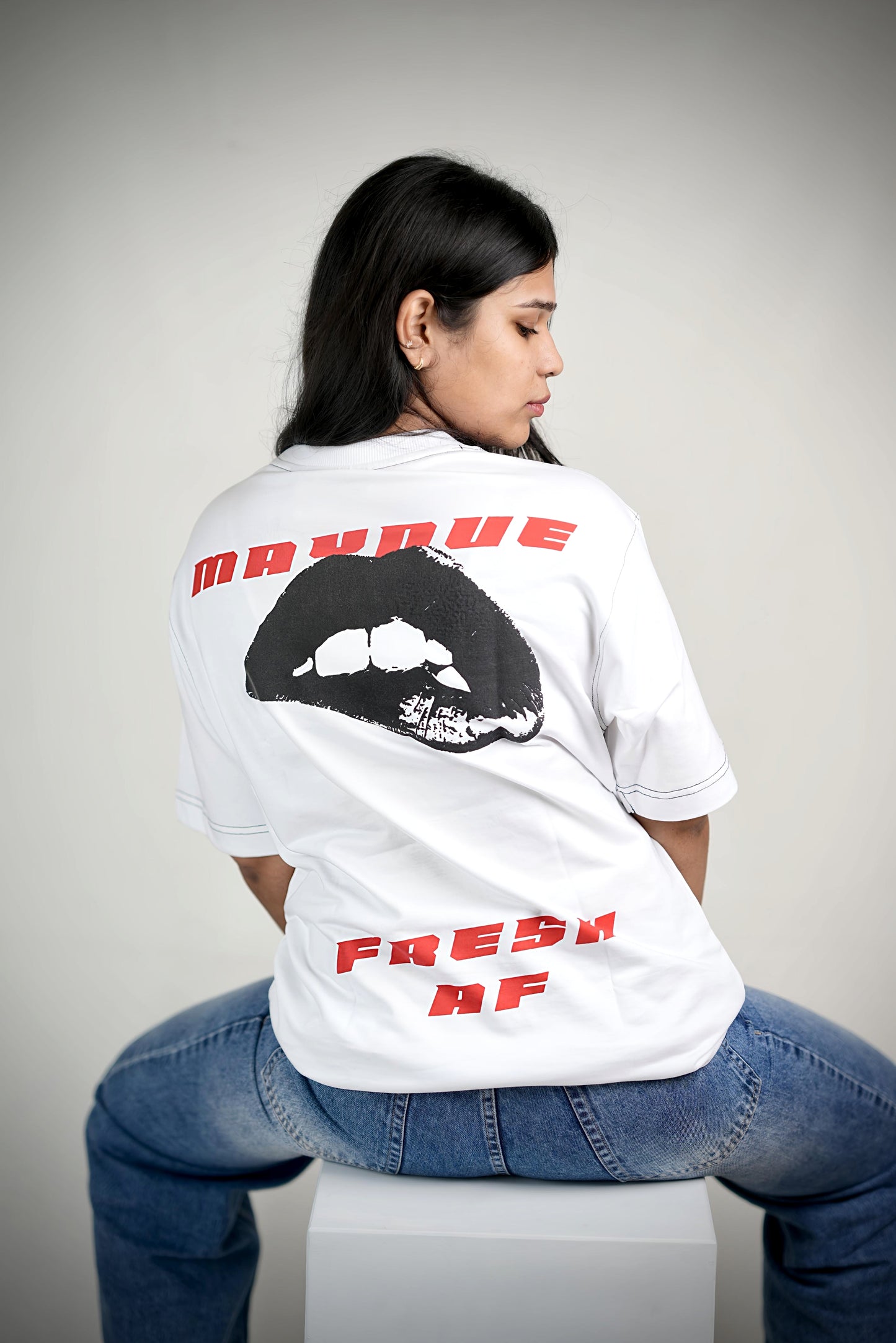 WHITE URBAN KISS T-SHIRT [UNISEX]